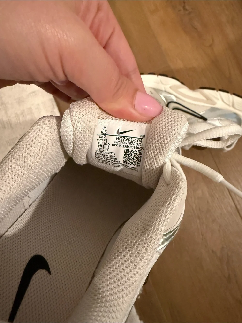 Nike White, Silver & Black Mesh Running Shoes - Picture 5 of 5